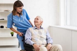 Operatrice che offre supporto a una persona anziana